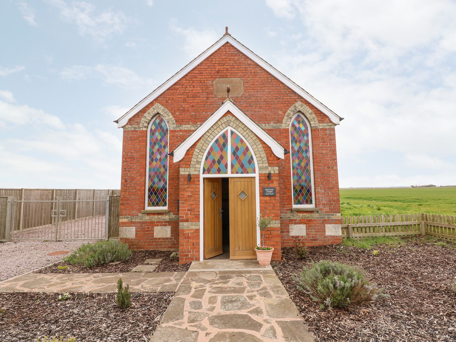 Richrose Chapel near Holbeach in Lincolnshire. Close to AONB. Garden with patio and hot tub. Parking