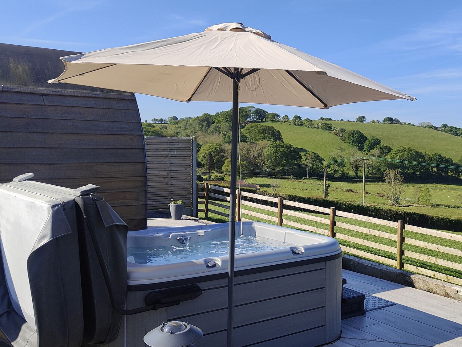 Ceunant near Aberystwyth, in Ceredigion. Single-storey home with hot tub and enclosed garden. 1 bed.