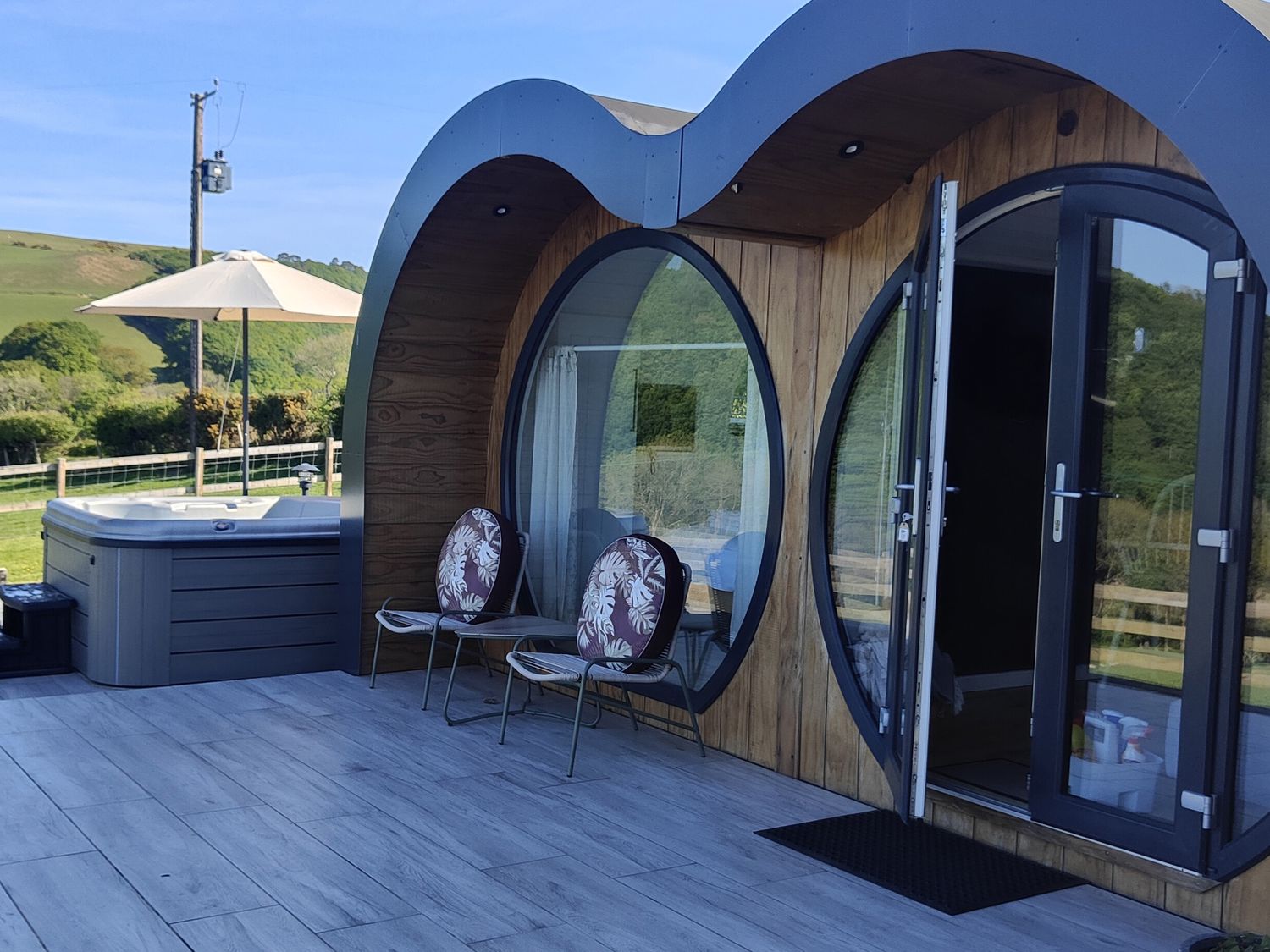Ceunant near Aberystwyth, in Ceredigion. Single-storey home with hot tub and enclosed garden. 1 bed.