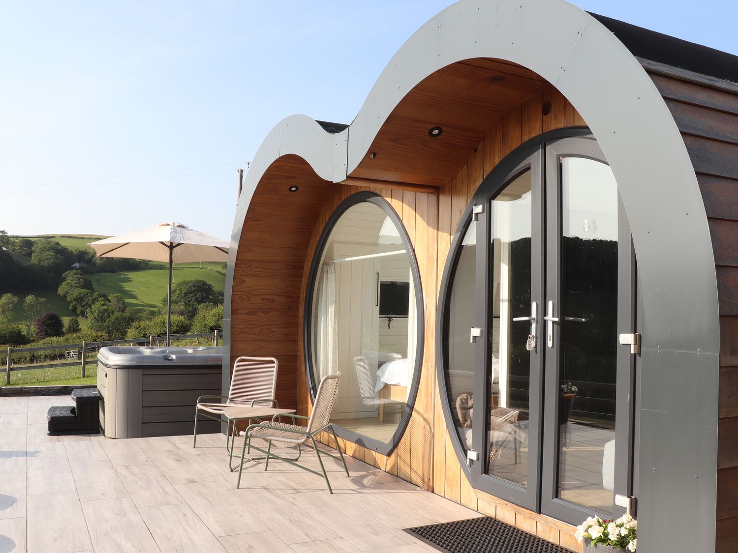 Ceunant near Aberystwyth, in Ceredigion. Single-storey home with hot tub and enclosed garden. 1 bed.
