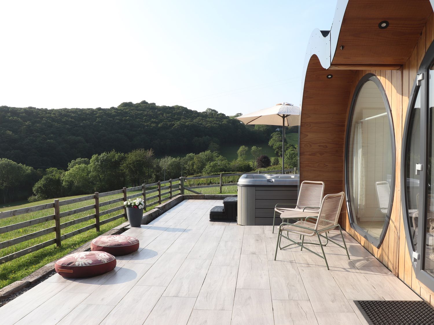 Ceunant near Aberystwyth, in Ceredigion. Single-storey home with hot tub and enclosed garden. 1 bed.