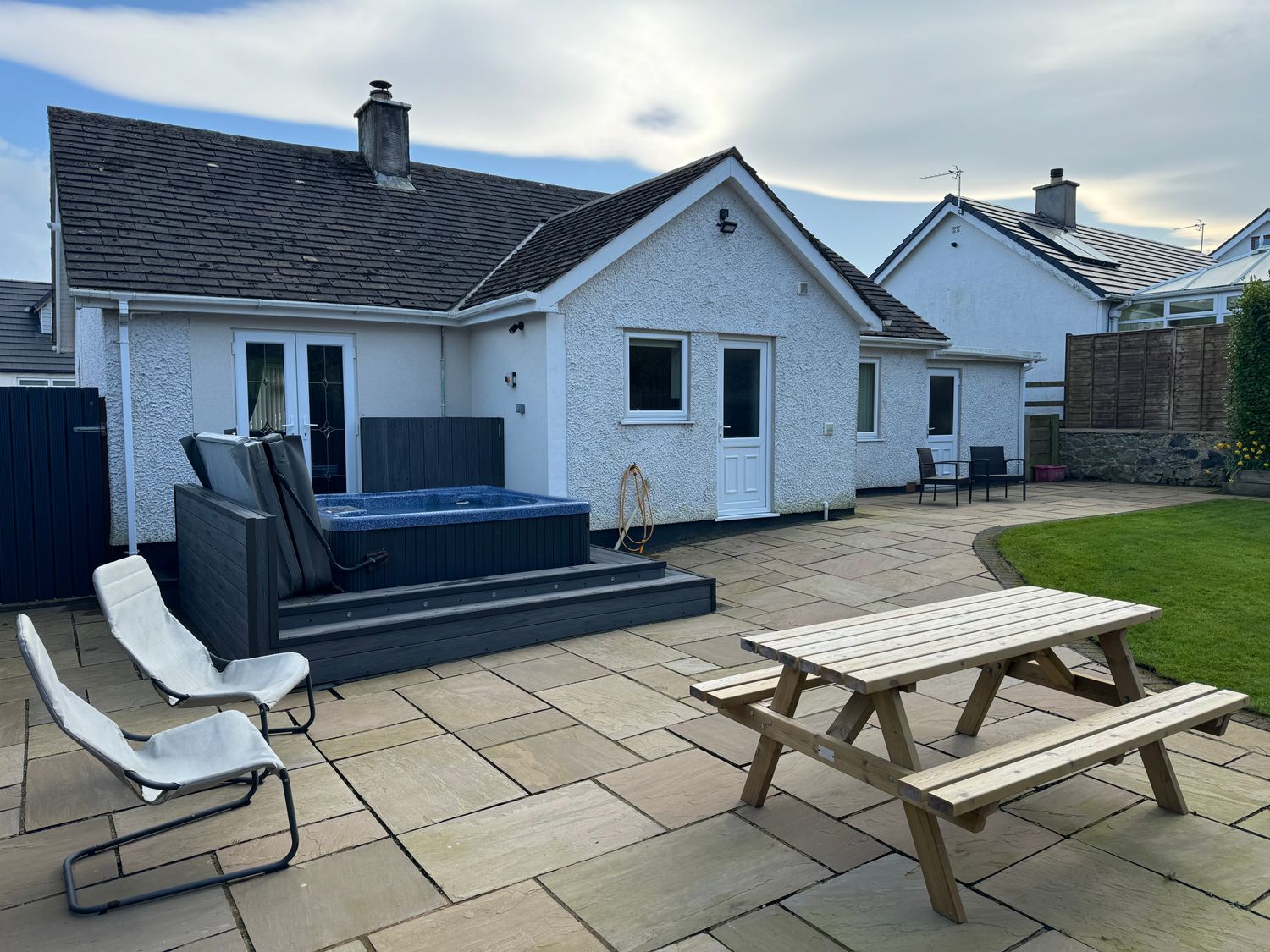 80 Breeze Hill, Benllech, Anglesey, pet-friendly hot tub, close to beach and amenities, contemporary