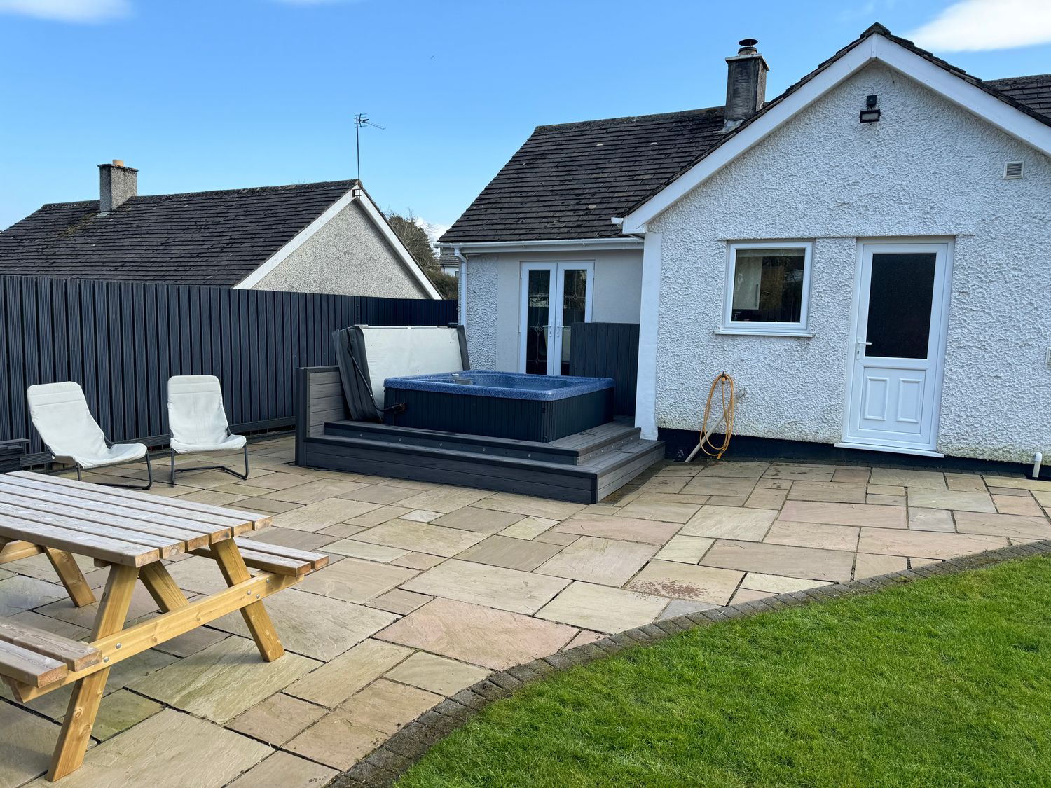 80 Breeze Hill, Benllech, Anglesey, pet-friendly hot tub, close to beach and amenities, contemporary