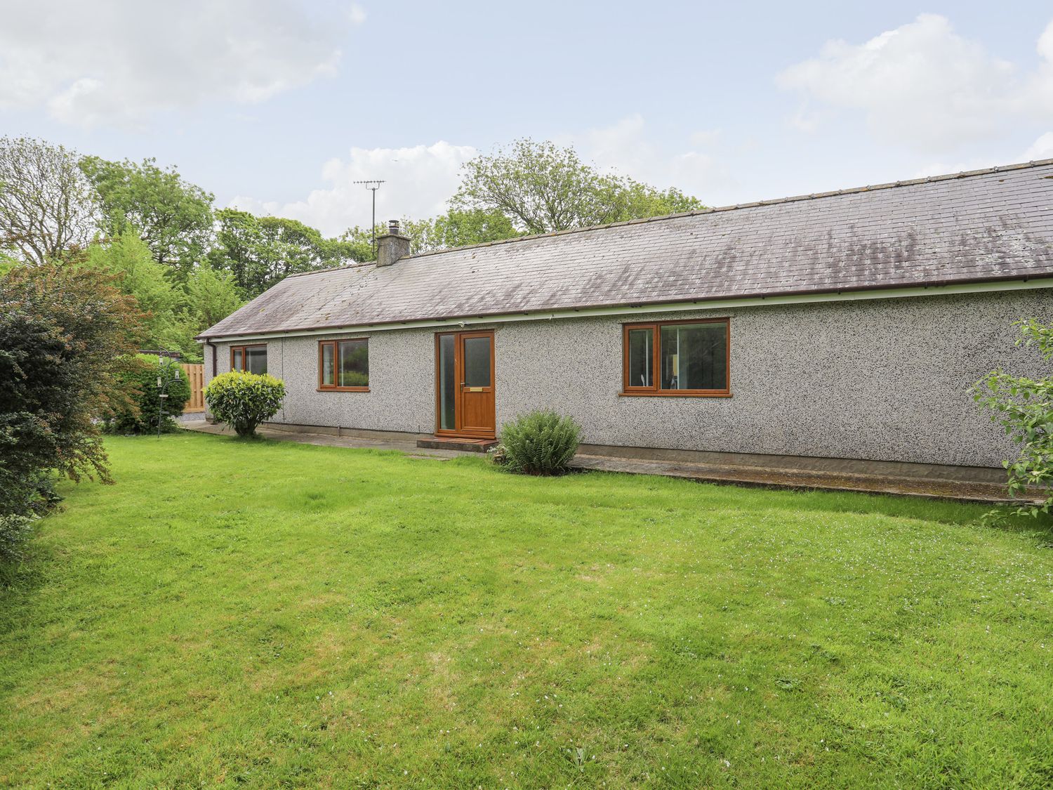 Ger Y Llan, Bodffordd near Llangefni, Anglesey, single-storey, off-road parking, near National Park 