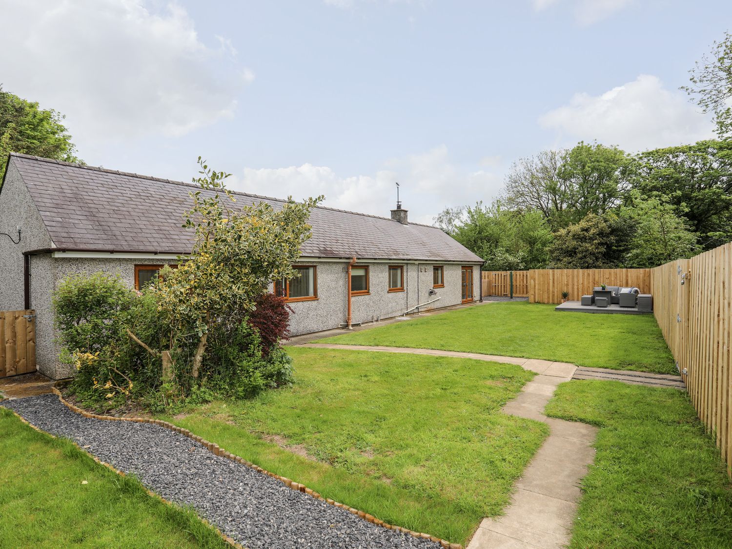 Ger Y Llan, Bodffordd near Llangefni, Anglesey, single-storey, off-road parking, near National Park 