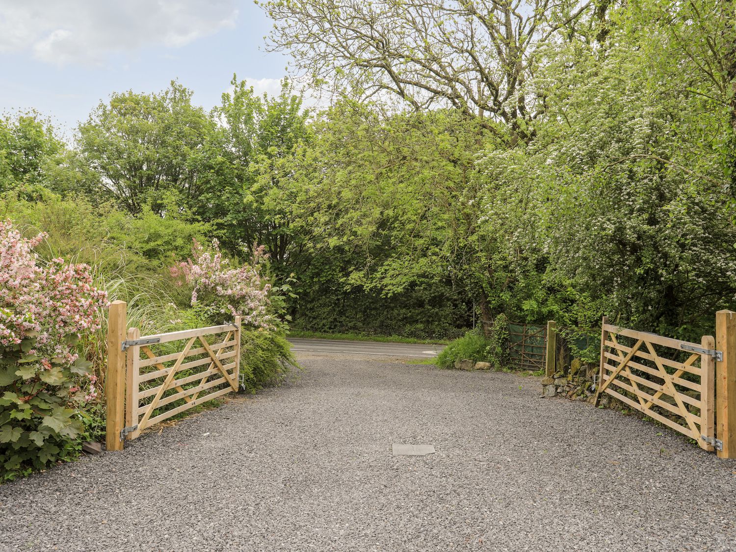 Ger Y Llan, Bodffordd near Llangefni, Anglesey, single-storey, off-road parking, near National Park 