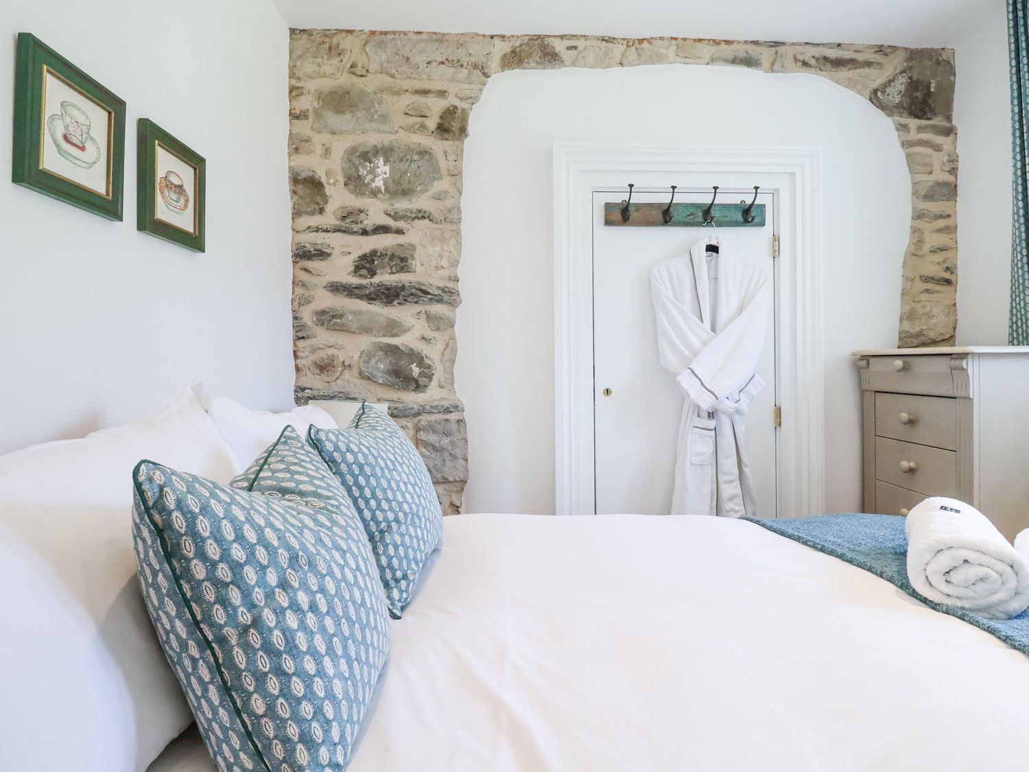 Pen, Cubert, Cornwall. Garden. TV. WiFi. 2Pet-friendly. Contemporary furnishings. Barbecue. Parking.