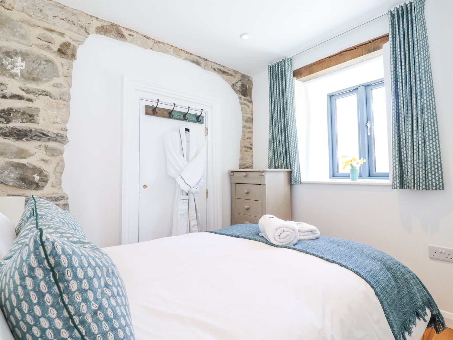 Pen, Cubert, Cornwall. Garden. TV. WiFi. 2Pet-friendly. Contemporary furnishings. Barbecue. Parking.