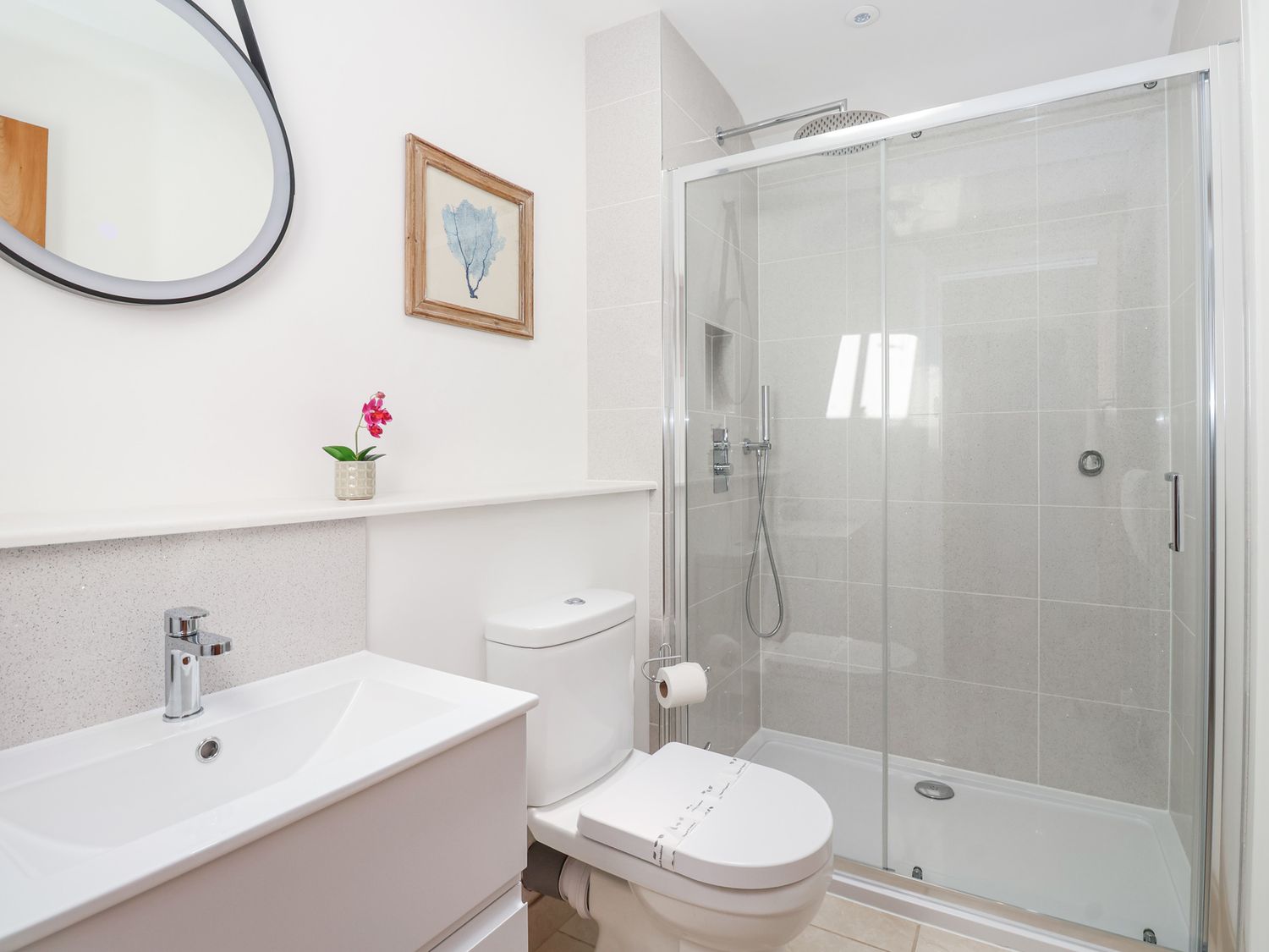 Pen, Cubert, Cornwall. Garden. TV. WiFi. 2Pet-friendly. Contemporary furnishings. Barbecue. Parking.
