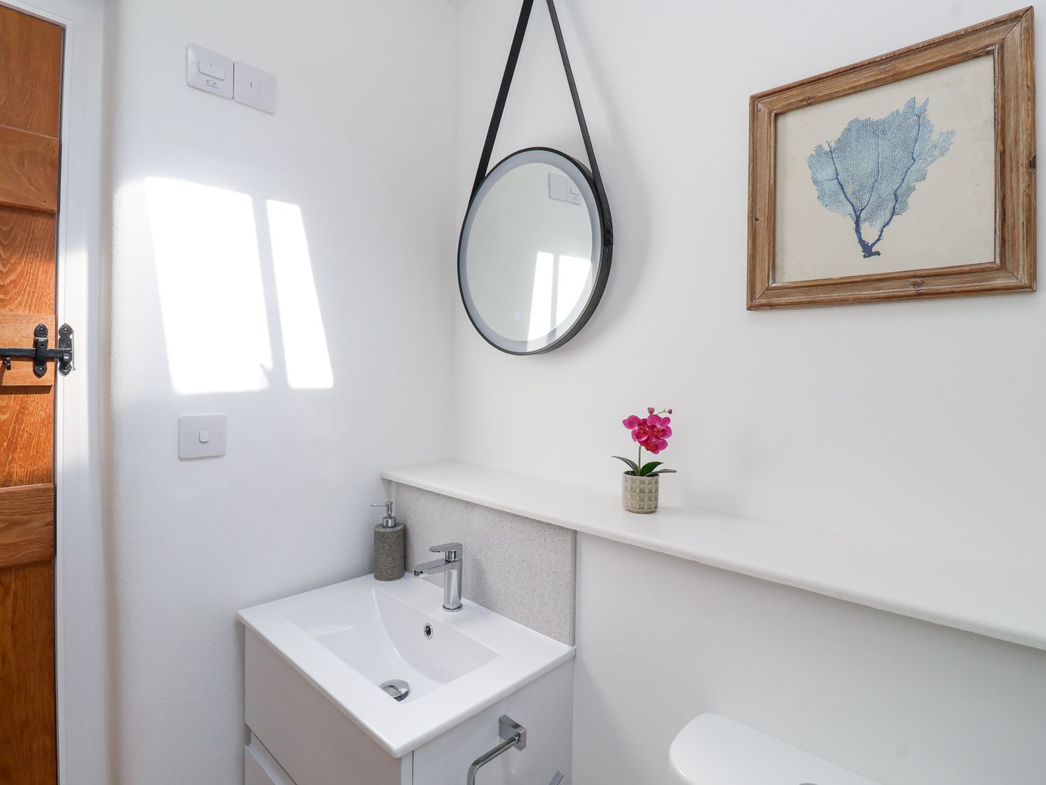 Pen, Cubert, Cornwall. Garden. TV. WiFi. 2Pet-friendly. Contemporary furnishings. Barbecue. Parking.