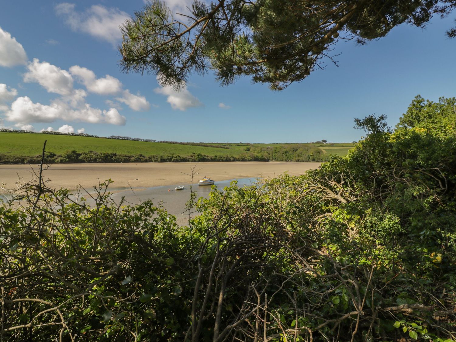 Pen, Cubert, Cornwall. Garden. TV. WiFi. 2Pet-friendly. Contemporary furnishings. Barbecue. Parking.