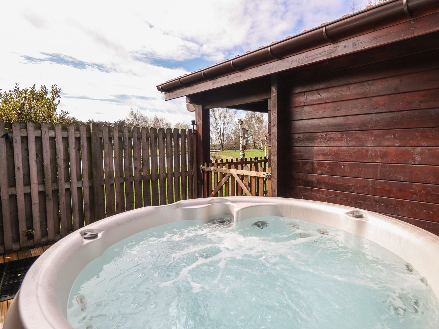 Badger Lodge in Stainfield in Lincolnshire, sleeps four in two bedrooms. Off-road parking and pets.