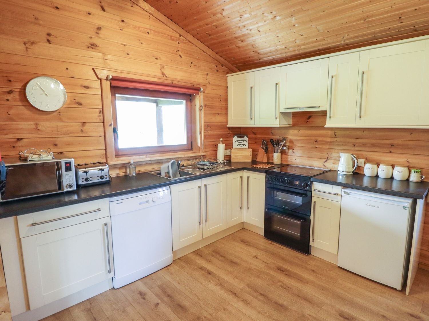 Badger Lodge in Stainfield in Lincolnshire, sleeps four in two bedrooms. Off-road parking and pets.
