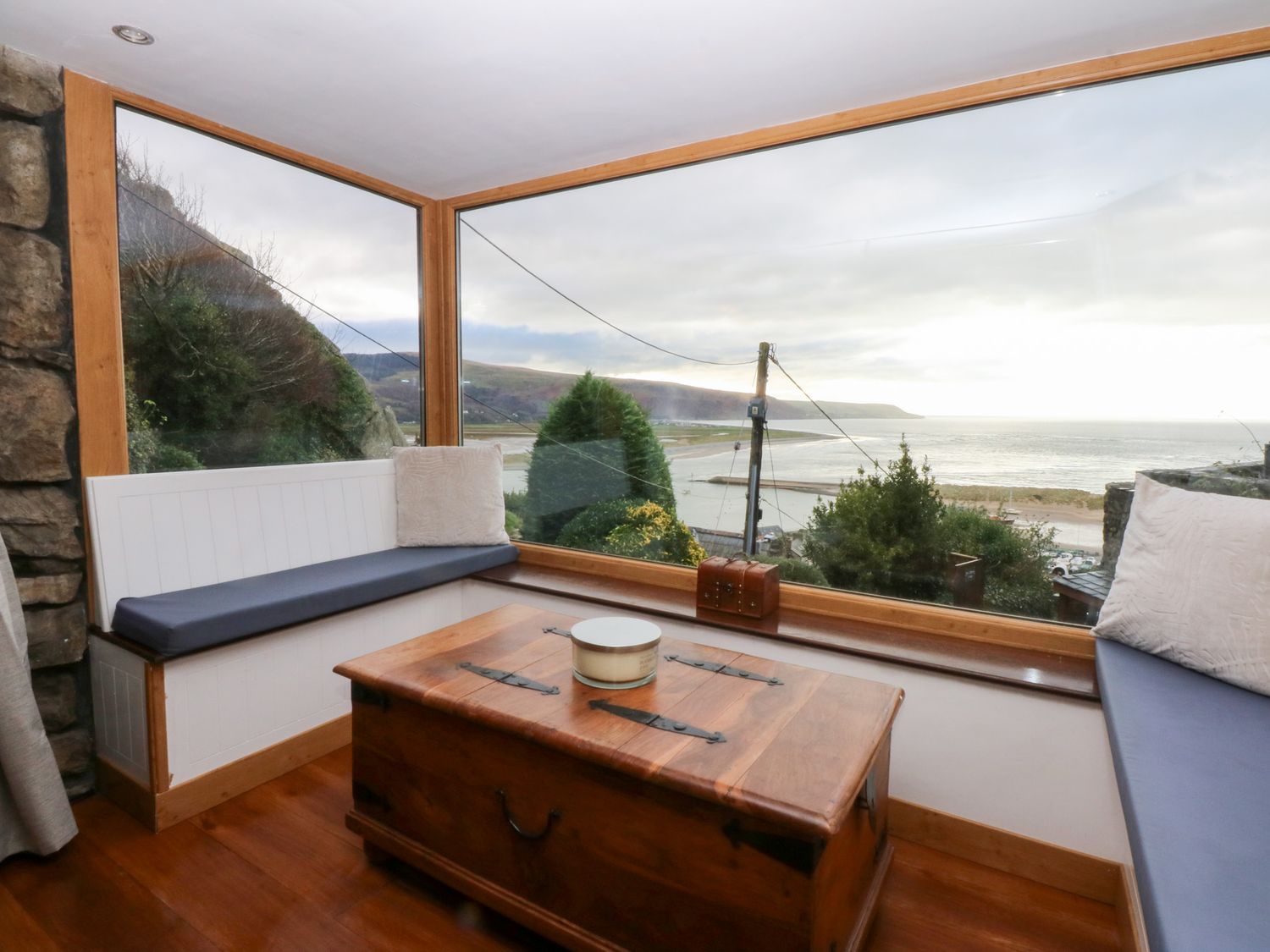 Ty'n-Y-Ffynnon Cottage, Barmouth, elevated position, sea views, beach nearby,  set over four floors.