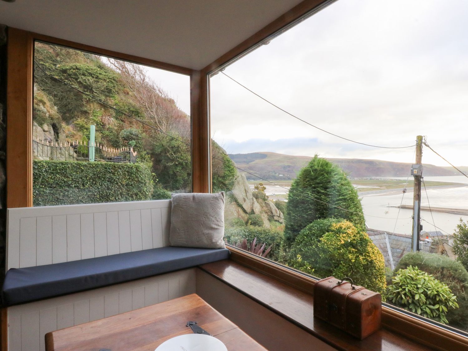 Ty'n-Y-Ffynnon Cottage, Barmouth, elevated position, sea views, beach nearby,  set over four floors.