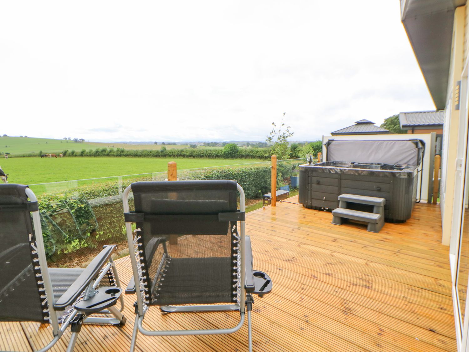 36 near Armathwaite, Cumbria, dog-friendly, hot tub, countryside views, open-plan living space 3 bed