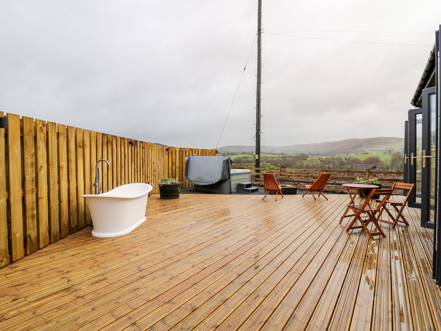 Tin Shed, Nantmel near Rhayader, Powys, Mid Wales, Studio style layout, Hot tub, Smart TV, King-size