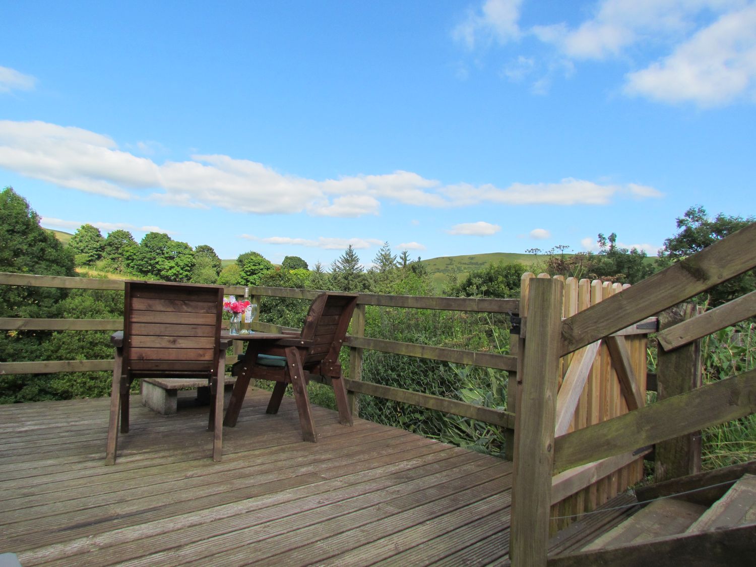 Cuckoo Hut, Maengwyneddd, nr Llanrhaeadr-Ym-Mochnant, Powys. Woodburning stove. Pet-friendly. Rural.