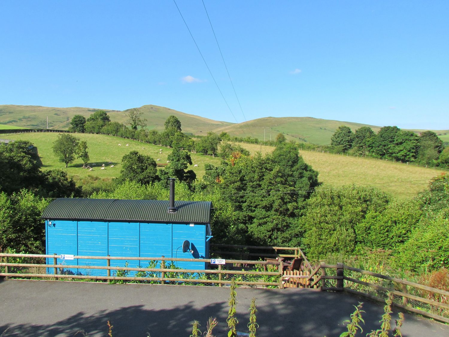Cuckoo Hut, Maengwyneddd, nr Llanrhaeadr-Ym-Mochnant, Powys. Woodburning stove. Pet-friendly. Rural.