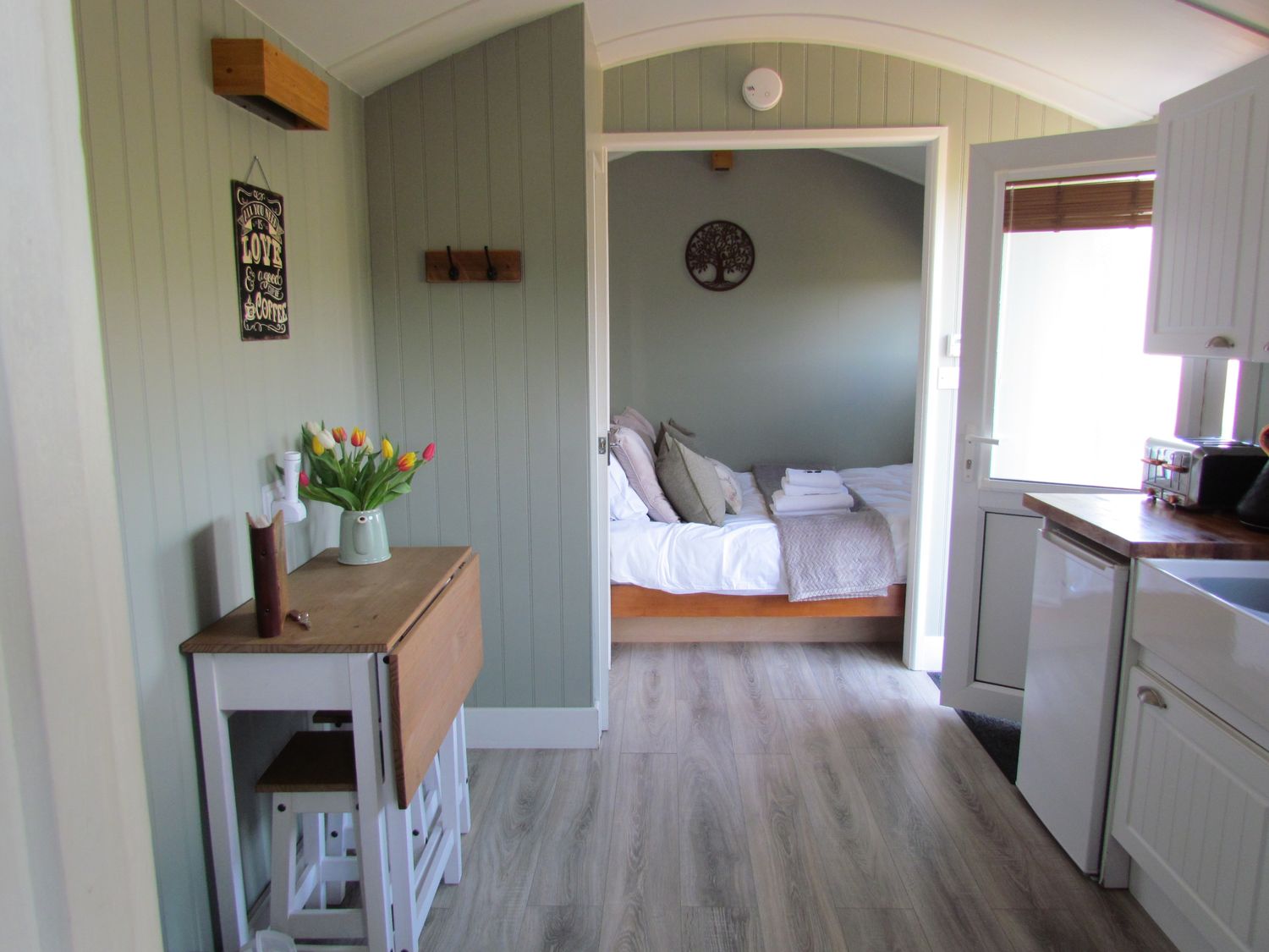 Cuckoo Hut, Maengwyneddd, nr Llanrhaeadr-Ym-Mochnant, Powys. Woodburning stove. Pet-friendly. Rural.