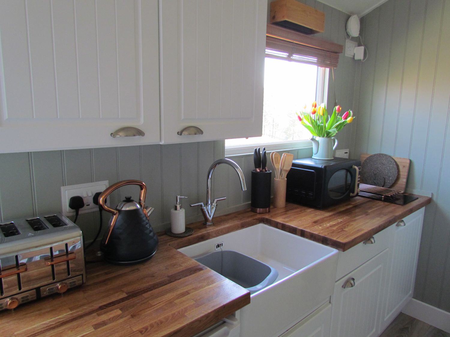 Cuckoo Hut, Maengwyneddd, nr Llanrhaeadr-Ym-Mochnant, Powys. Woodburning stove. Pet-friendly. Rural.