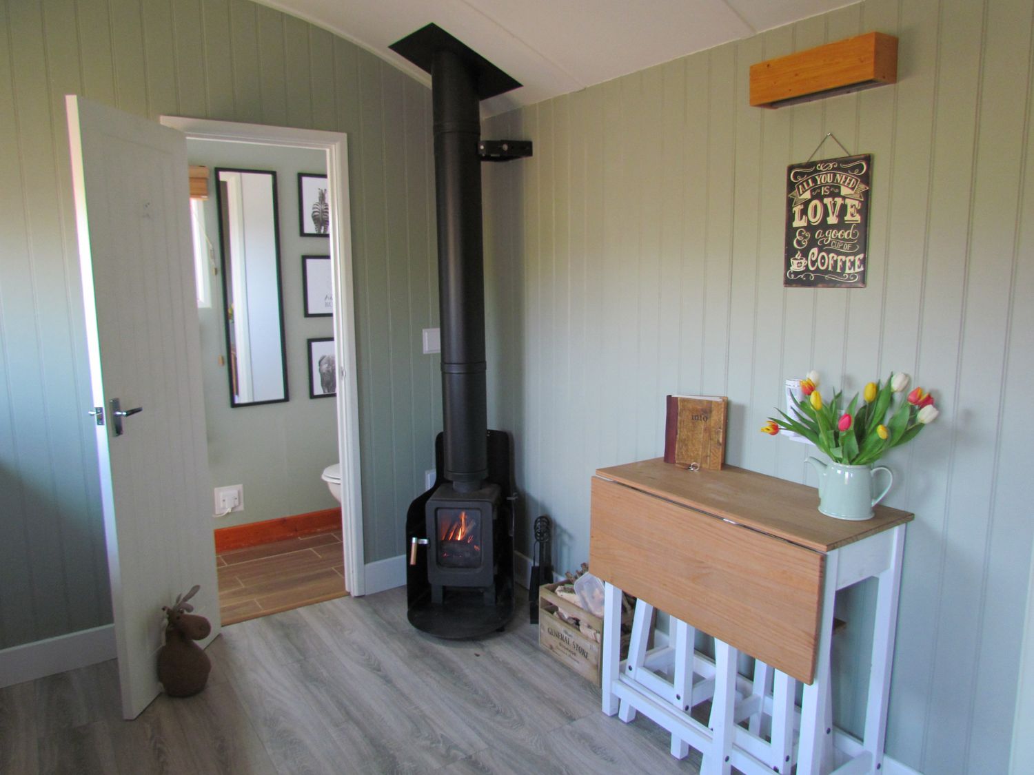 Cuckoo Hut, Maengwyneddd, nr Llanrhaeadr-Ym-Mochnant, Powys. Woodburning stove. Pet-friendly. Rural.