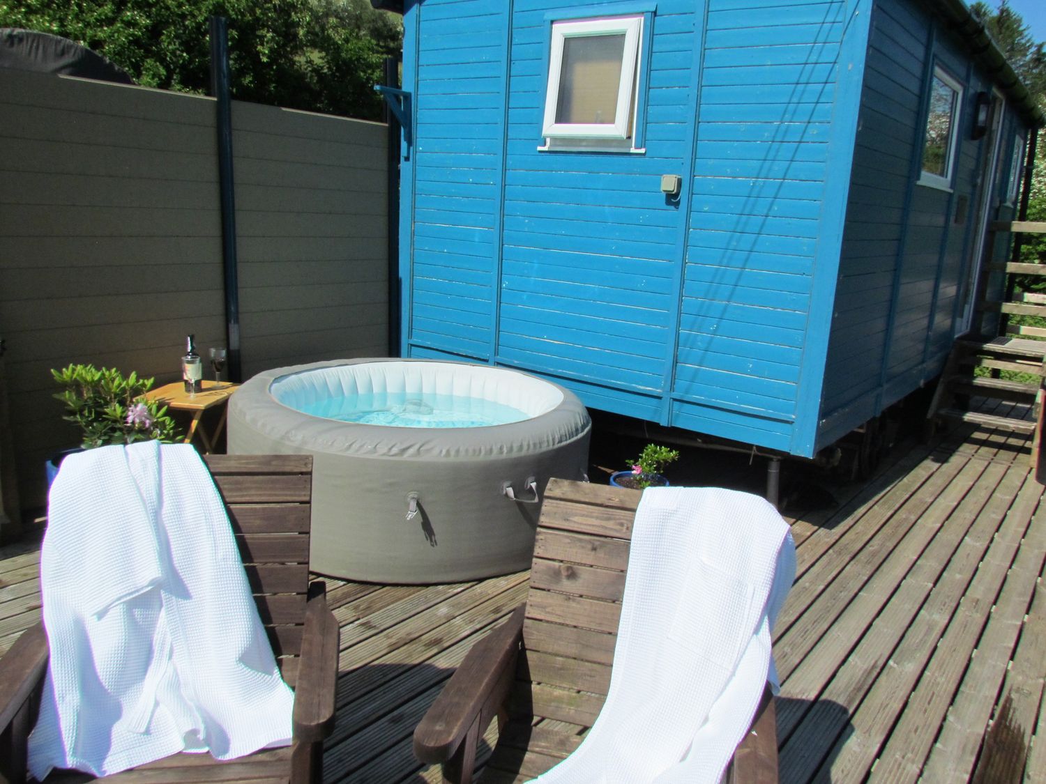 Cuckoo Hut, Maengwyneddd, nr Llanrhaeadr-Ym-Mochnant, Powys. Woodburning stove. Pet-friendly. Rural.