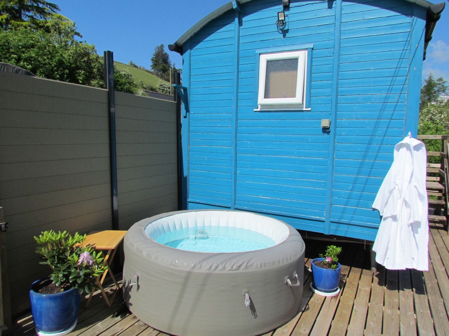 Cuckoo Hut, Maengwyneddd, nr Llanrhaeadr-Ym-Mochnant, Powys. Woodburning stove. Pet-friendly. Rural.