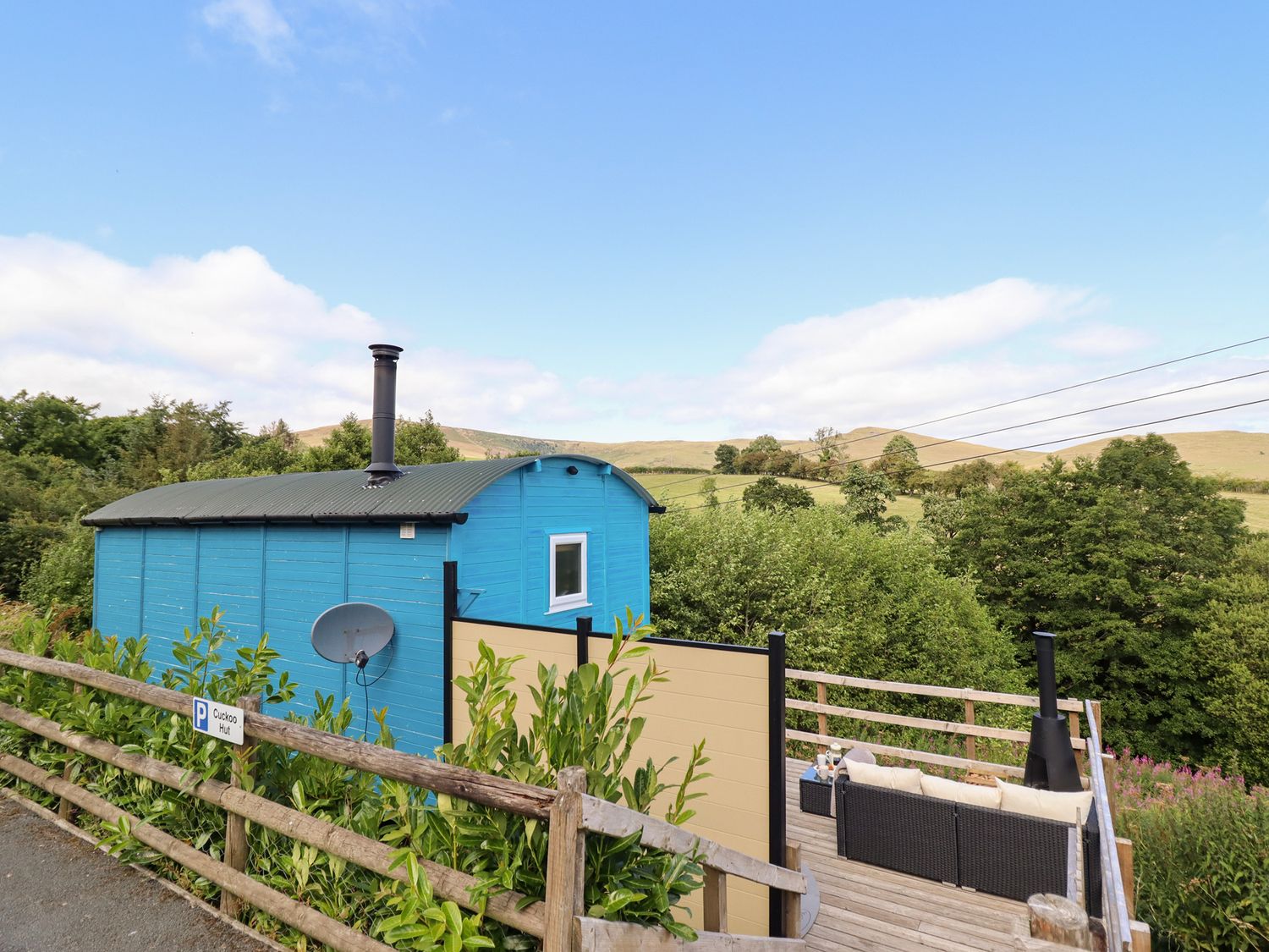 Cuckoo Hut, Maengwyneddd, nr Llanrhaeadr-Ym-Mochnant, Powys. Woodburning stove. Pet-friendly. Rural.