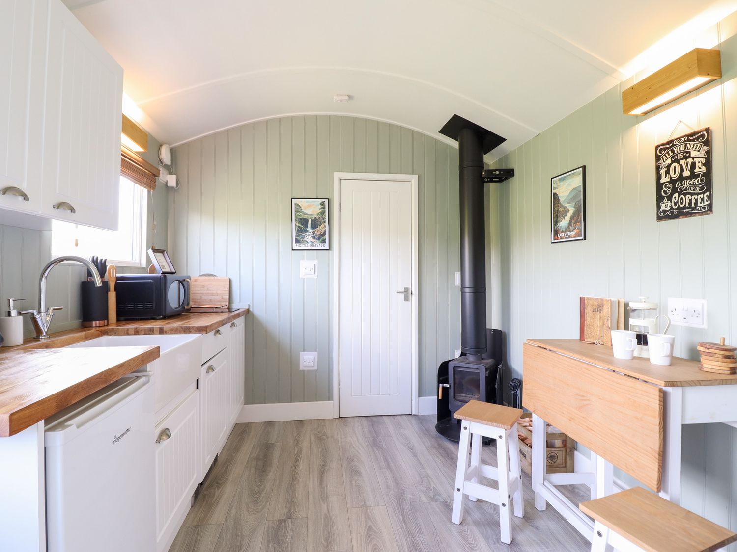 Cuckoo Hut, Maengwyneddd, nr Llanrhaeadr-Ym-Mochnant, Powys. Woodburning stove. Pet-friendly. Rural.