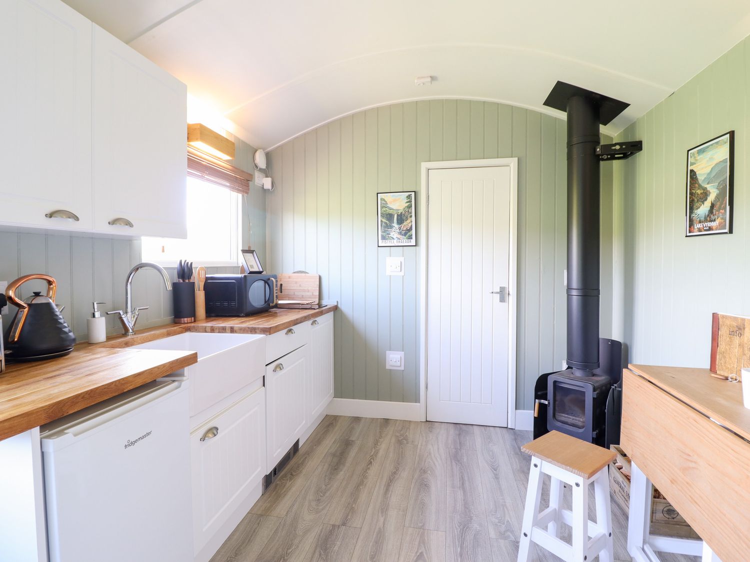 Cuckoo Hut, Maengwyneddd, nr Llanrhaeadr-Ym-Mochnant, Powys. Woodburning stove. Pet-friendly. Rural.