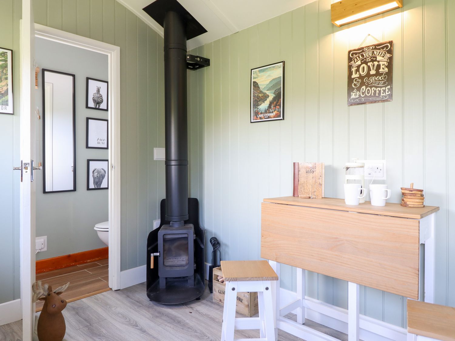 Cuckoo Hut, Maengwyneddd, nr Llanrhaeadr-Ym-Mochnant, Powys. Woodburning stove. Pet-friendly. Rural.