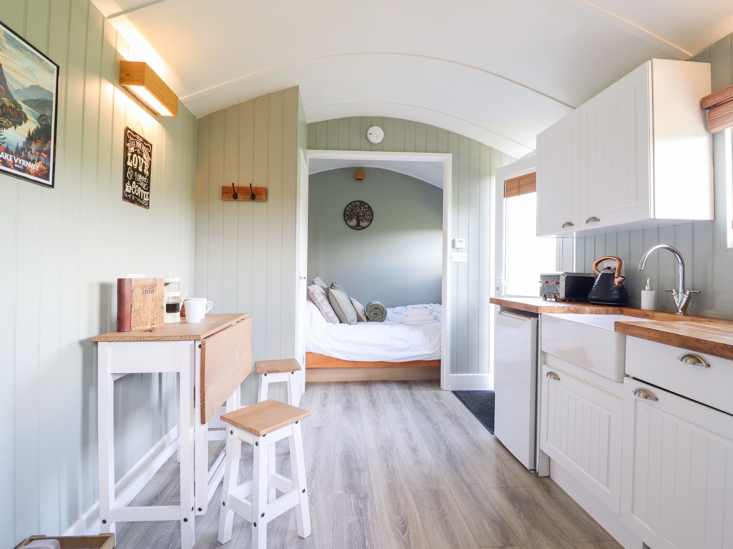 Cuckoo Hut, Maengwyneddd, nr Llanrhaeadr-Ym-Mochnant, Powys. Woodburning stove. Pet-friendly. Rural.