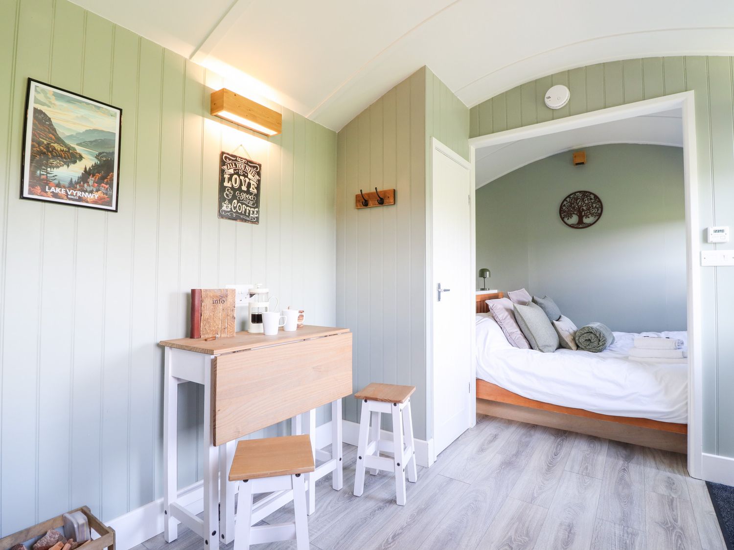 Cuckoo Hut, Maengwyneddd, nr Llanrhaeadr-Ym-Mochnant, Powys. Woodburning stove. Pet-friendly. Rural.