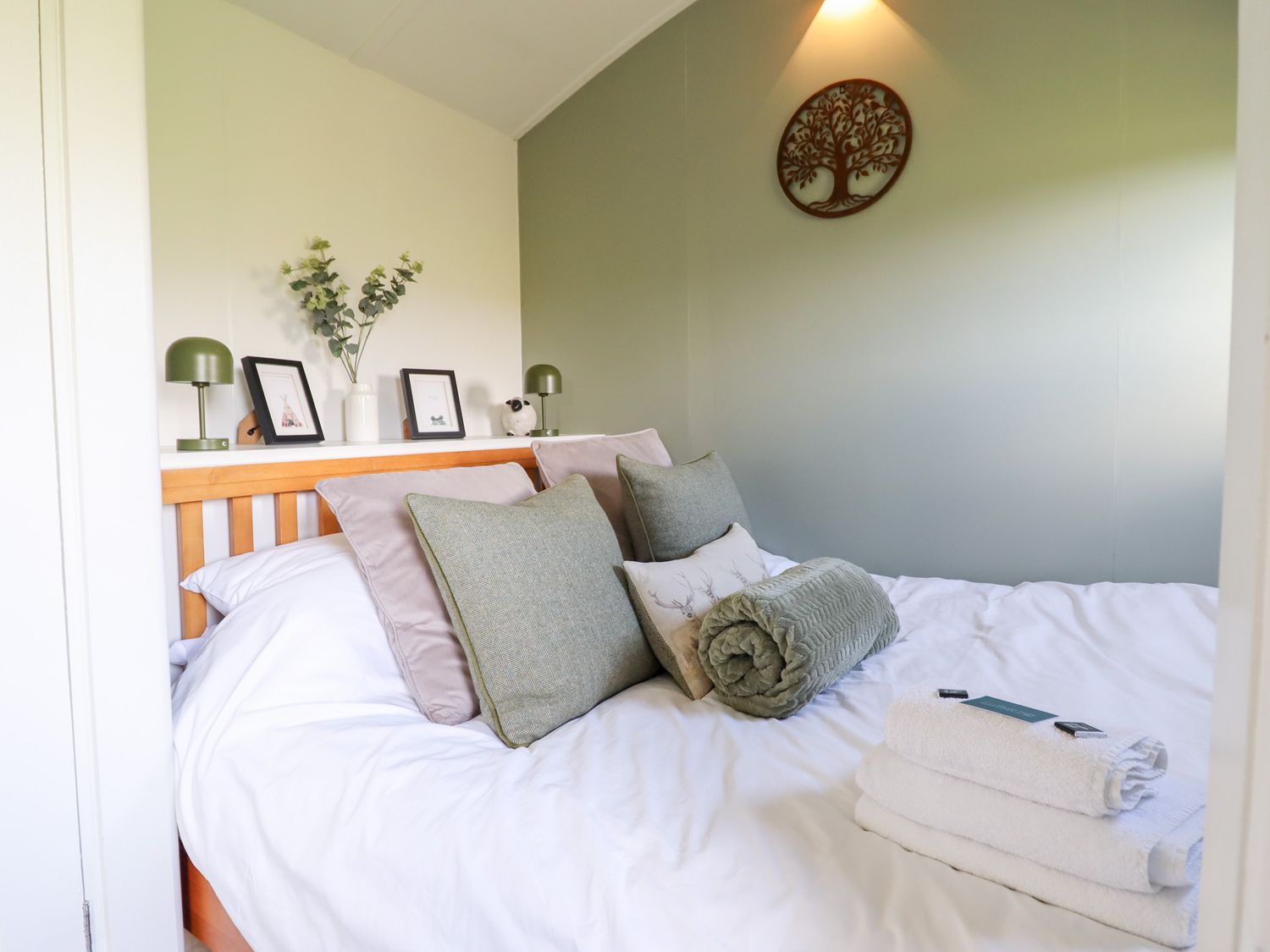 Cuckoo Hut, Maengwyneddd, nr Llanrhaeadr-Ym-Mochnant, Powys. Woodburning stove. Pet-friendly. Rural.