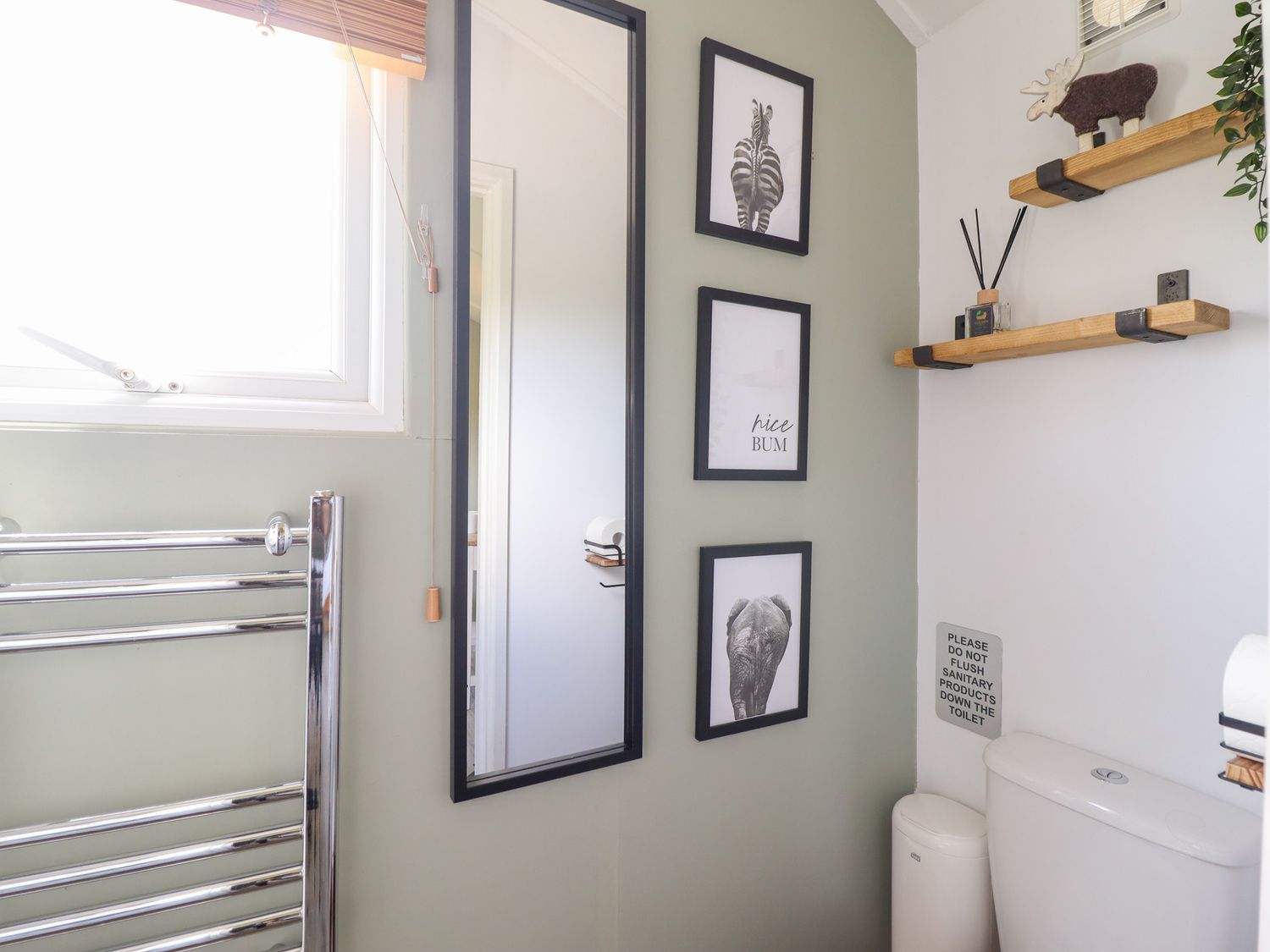 Cuckoo Hut, Maengwyneddd, nr Llanrhaeadr-Ym-Mochnant, Powys. Woodburning stove. Pet-friendly. Rural.