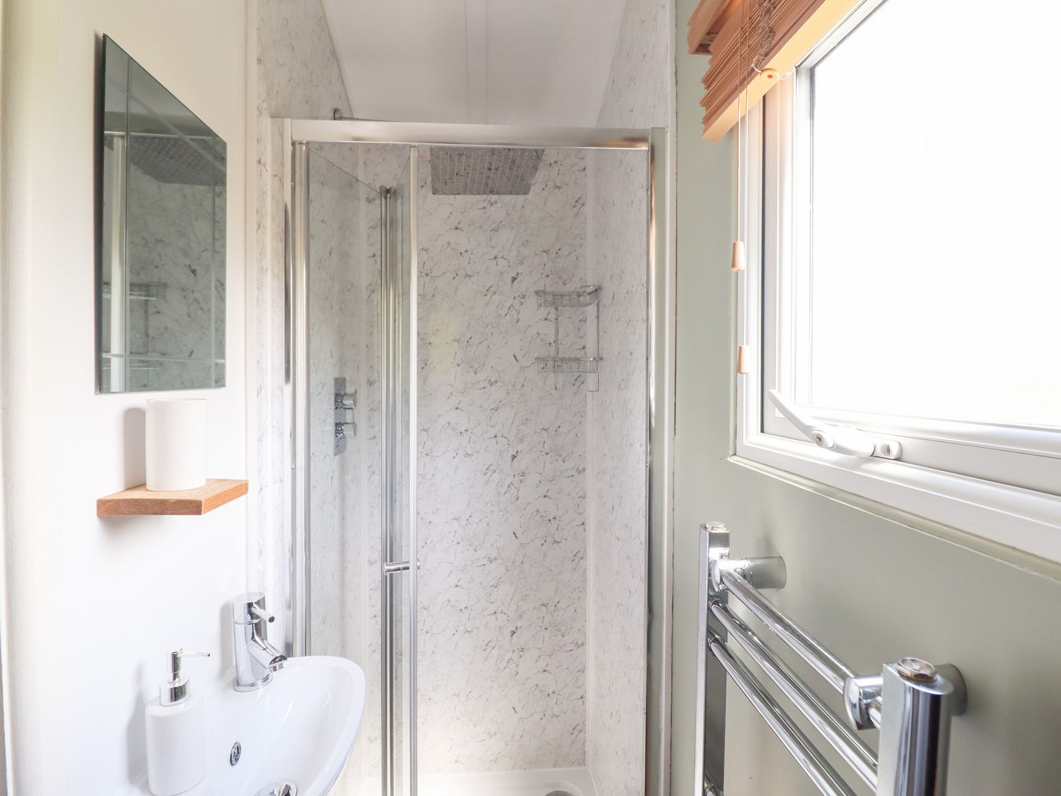 Cuckoo Hut, Maengwyneddd, nr Llanrhaeadr-Ym-Mochnant, Powys. Woodburning stove. Pet-friendly. Rural.