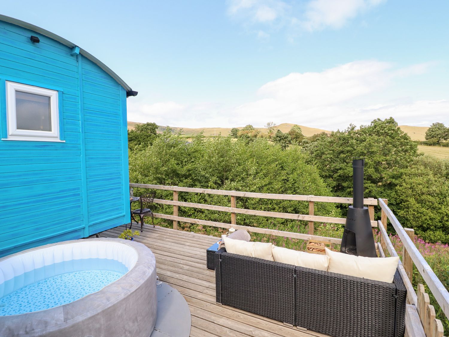 Cuckoo Hut, Maengwyneddd, nr Llanrhaeadr-Ym-Mochnant, Powys. Woodburning stove. Pet-friendly. Rural.