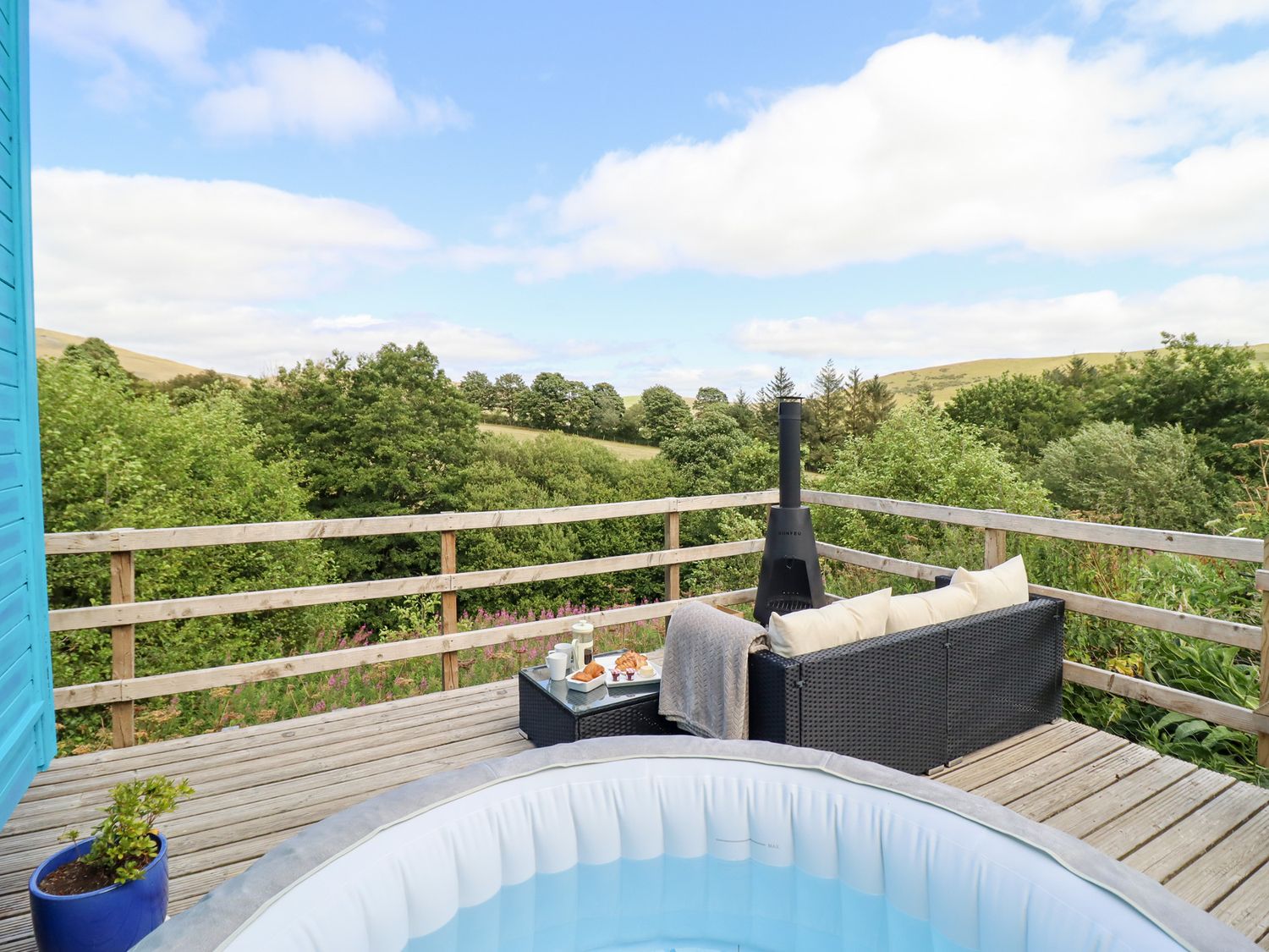 Cuckoo Hut, Maengwyneddd, nr Llanrhaeadr-Ym-Mochnant, Powys. Woodburning stove. Pet-friendly. Rural.