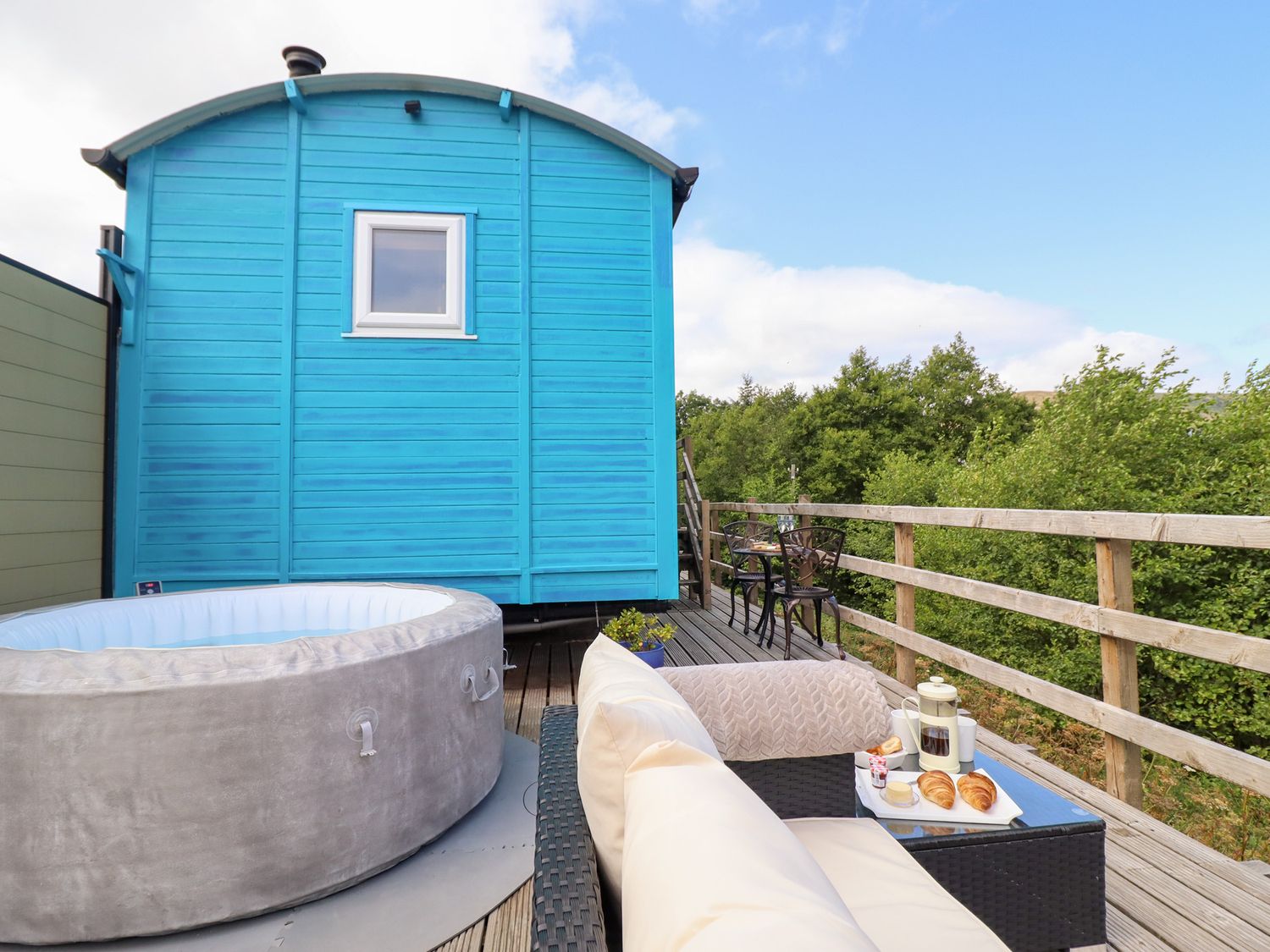 Cuckoo Hut, Maengwyneddd, nr Llanrhaeadr-Ym-Mochnant, Powys. Woodburning stove. Pet-friendly. Rural.
