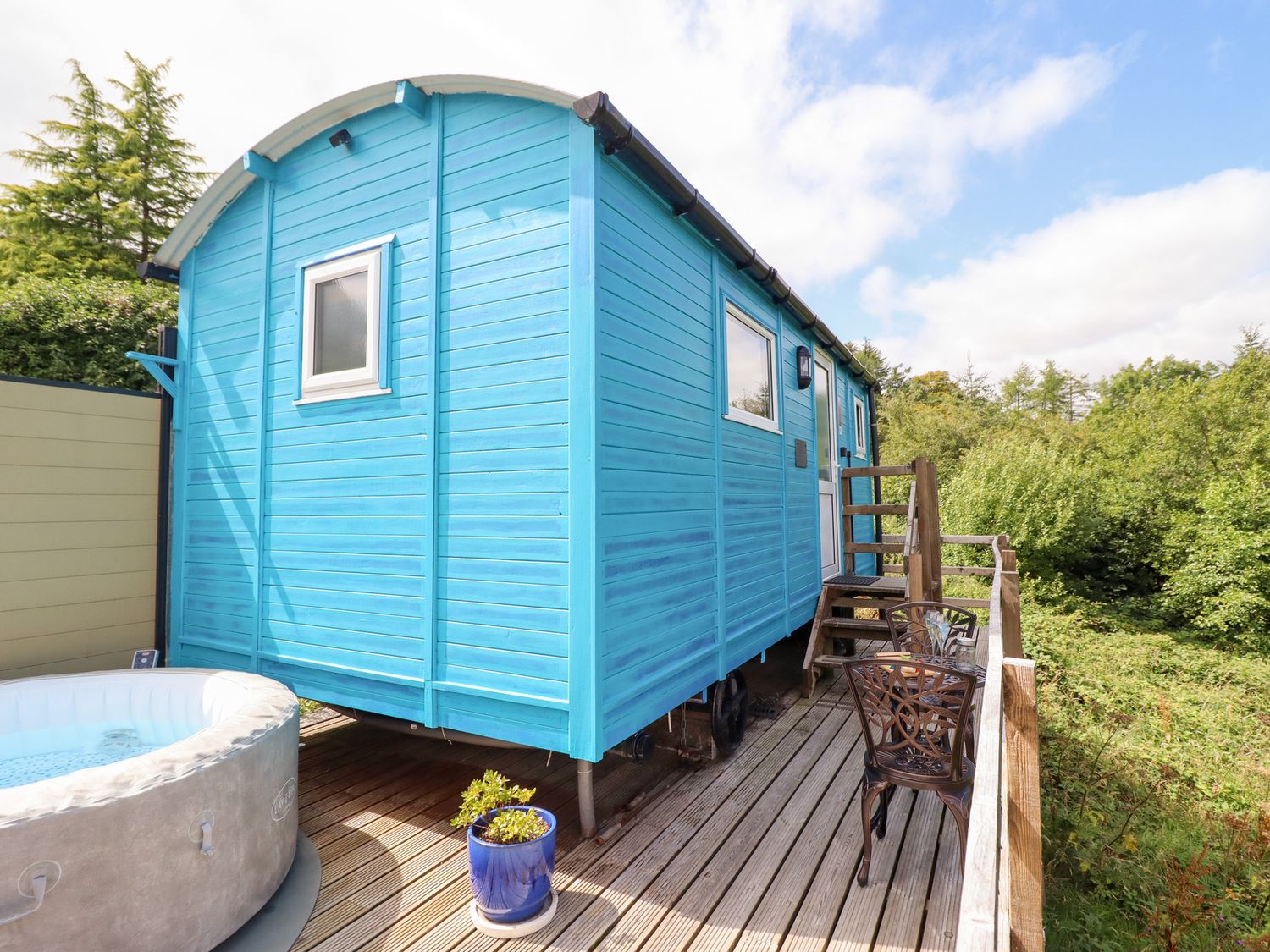 Cuckoo Hut, Maengwyneddd, nr Llanrhaeadr-Ym-Mochnant, Powys. Woodburning stove. Pet-friendly. Rural.