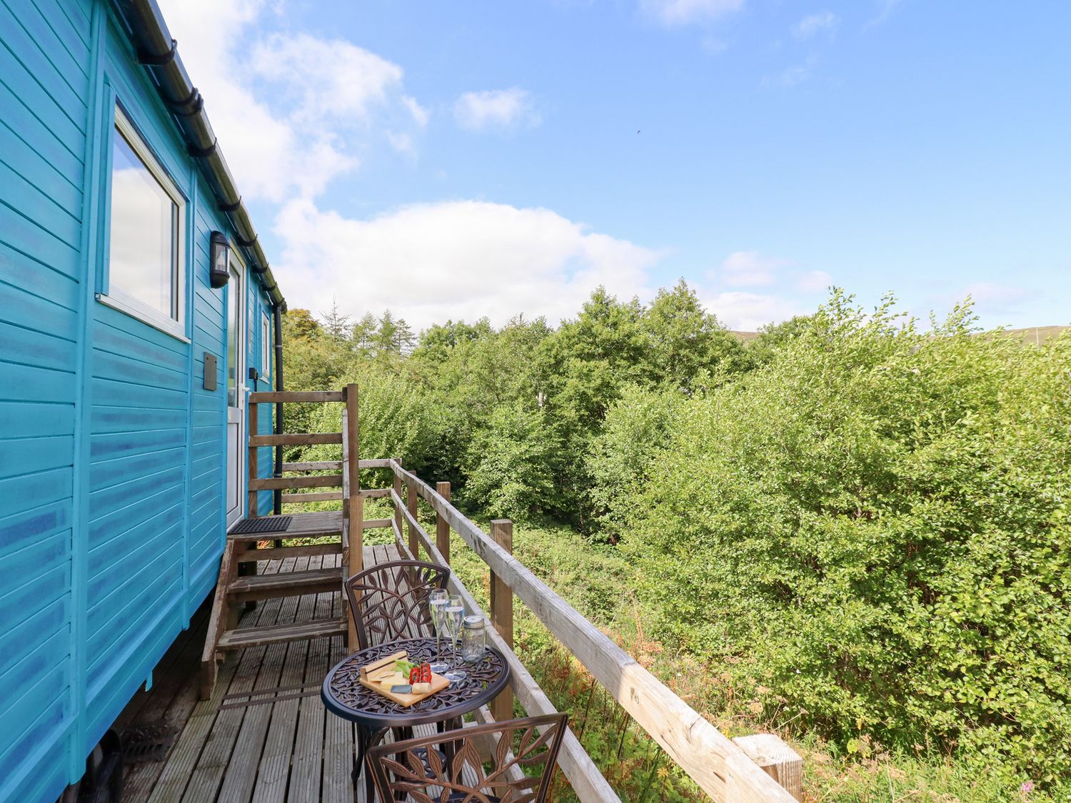 Cuckoo Hut, Maengwyneddd, nr Llanrhaeadr-Ym-Mochnant, Powys. Woodburning stove. Pet-friendly. Rural.