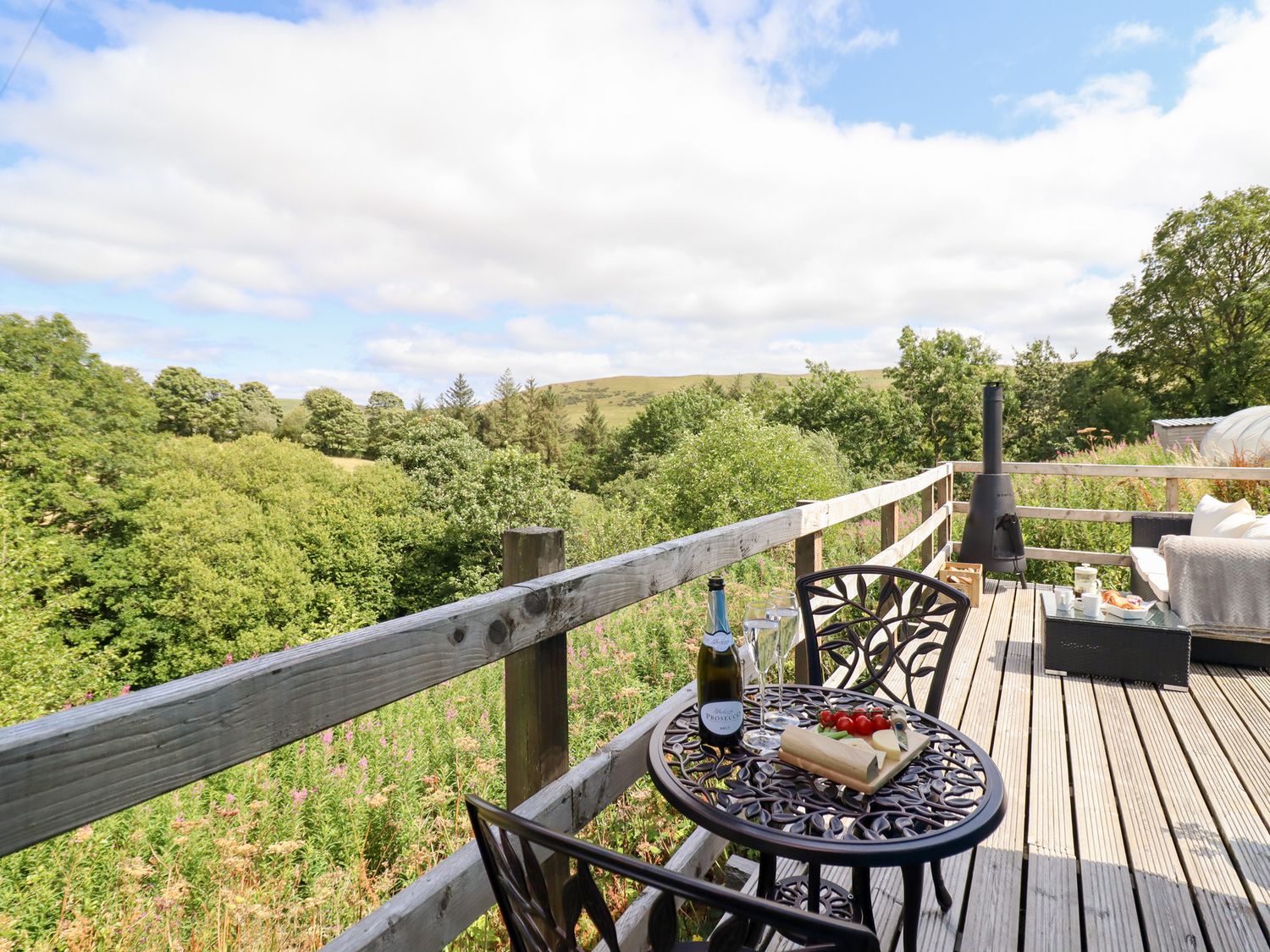Cuckoo Hut, Maengwyneddd, nr Llanrhaeadr-Ym-Mochnant, Powys. Woodburning stove. Pet-friendly. Rural.