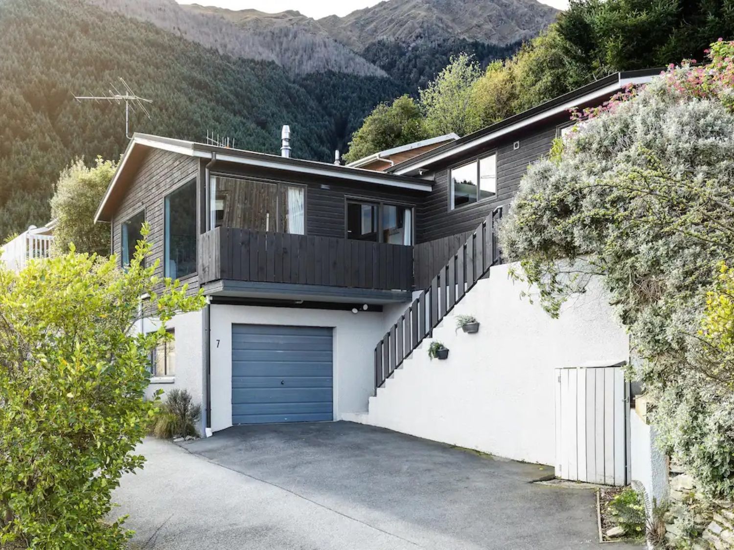 The Alpine - Queenstown Holiday Home                     photo 24