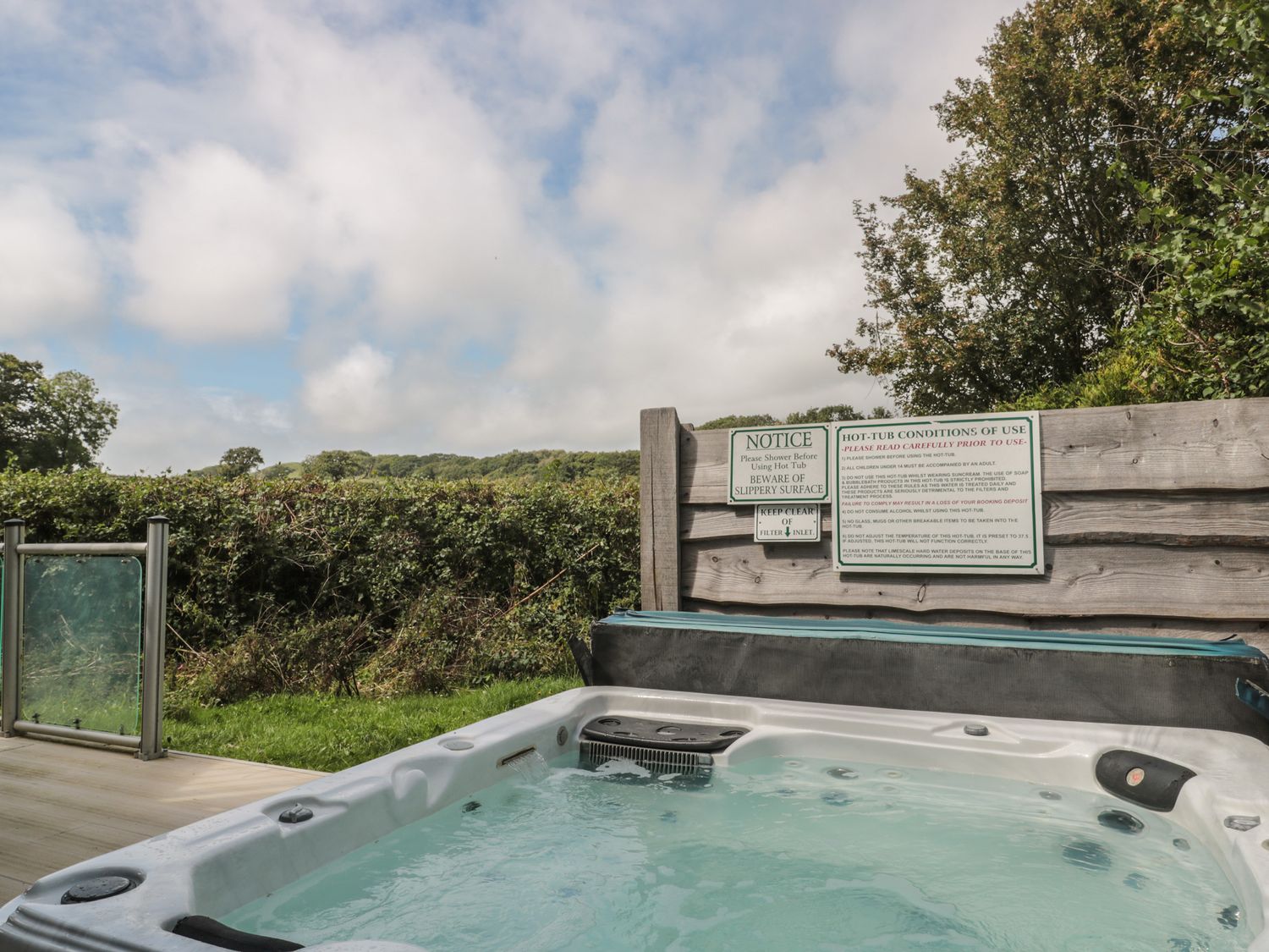 Ash, Swanage, Dorset, In the Dorset Area of Outstanding Natural Beauty, Open-plan, Hot tub, Decking.