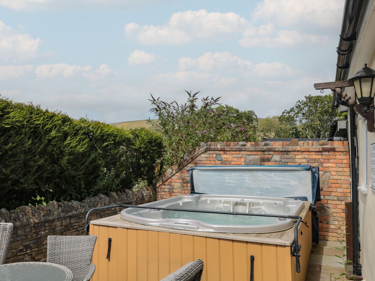The Farmhouse, Swanage, Dorset. Pet-friendly. Child-friendly. Garden with hot tub. Woodburning stove