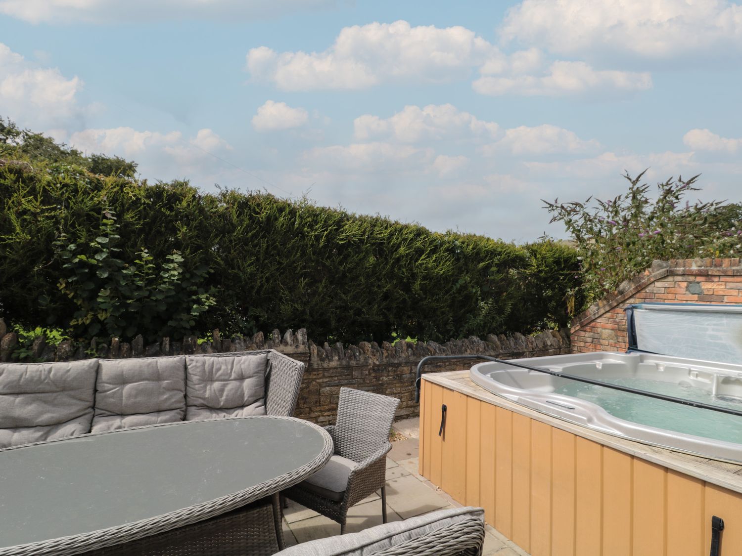 The Farmhouse, Swanage, Dorset. Pet-friendly. Child-friendly. Garden with hot tub. Woodburning stove