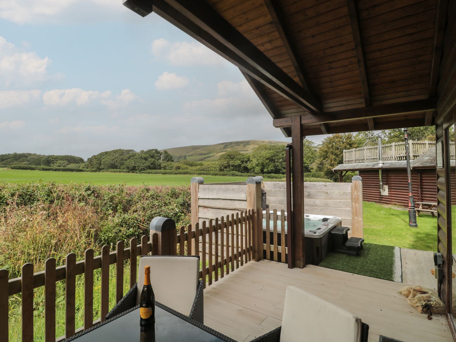 Oaks, Swanage, Dorset, In the Dorset Area of Outstanding Natural Beauty, Open plan, Hot tub, 3 beds.