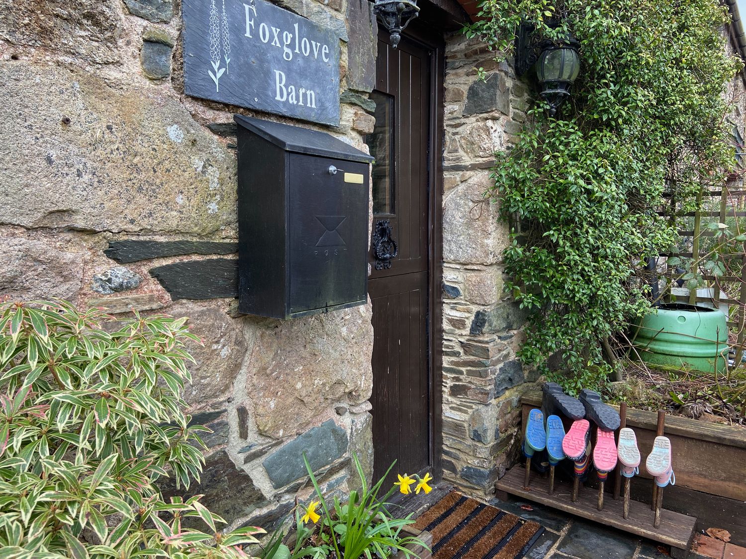 Foxglove Barn, South Brent, Dartmoor National Park. Walking location, electric fire, hot tub, rural.