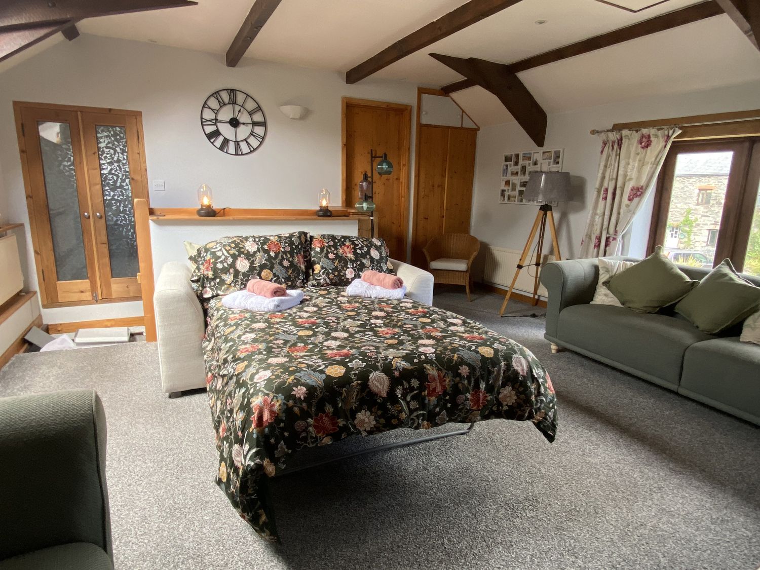 Foxglove Barn, South Brent, Dartmoor National Park. Walking location, electric fire, hot tub, rural.